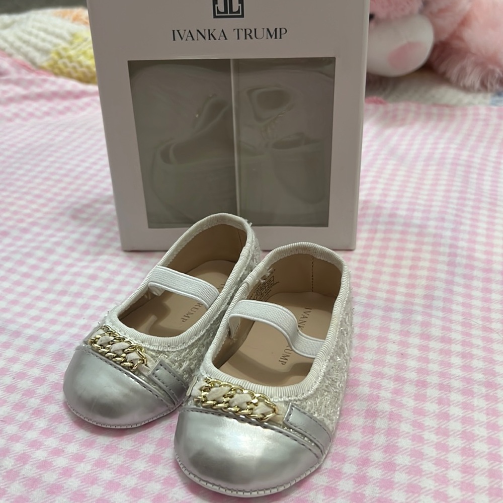 6/9 months Precious dainty ballerina flats. Fabulous detail!